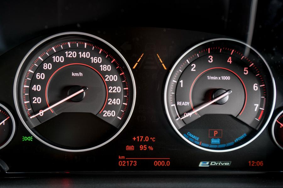 Панель приборов BMW 330e M Sport 2016 года  (фото 38 из 40)